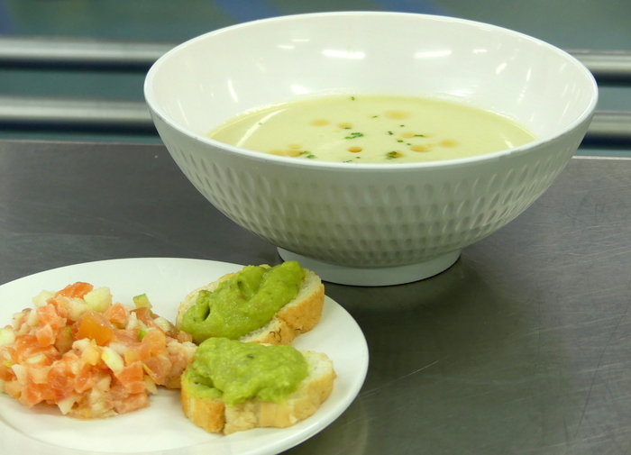 Vichyssoise con tartar de salmón, tomate, manzana granny y tosta de guacamole