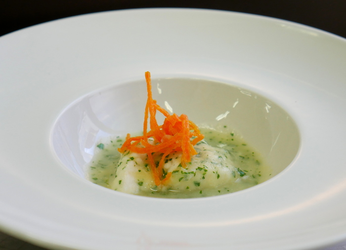 Merluza, salsa verde de puerro y espinaca de Derio y crujiente de zanahoria (TAPA)