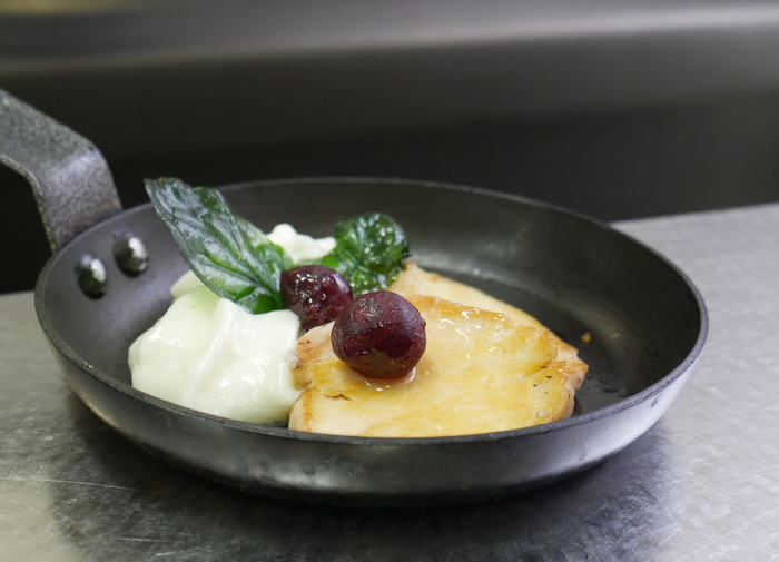 Pechuga de Lumagorri con espuma de berza de Derio, remolacha y crujiente de espinaca (TAPA)