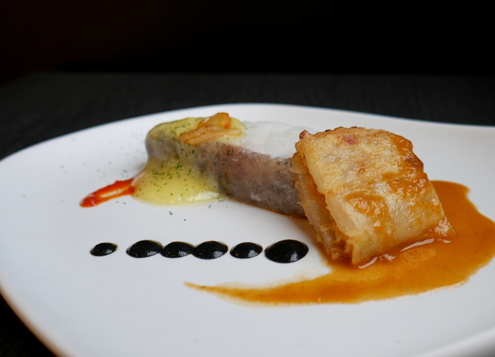 Taco de bacalao al pilpil y penca de Derio rellena de txangurro (TAPA)