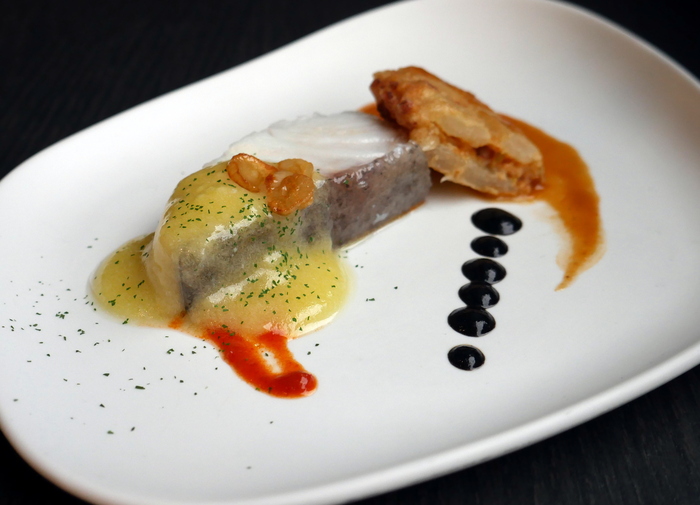 Taco de bacalao al pilpil y penca de Derio rellena de txangurro (TAPA)