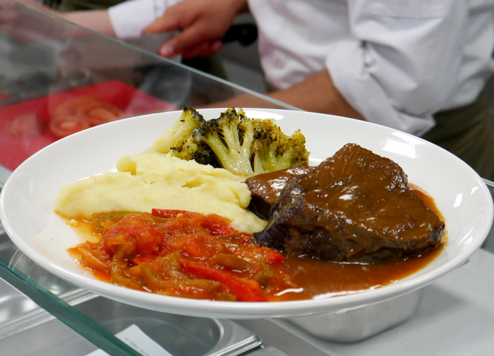 Carrilleras de añojo estofadas al Pedro Ximénez con puré de patata, brecol y piperrada