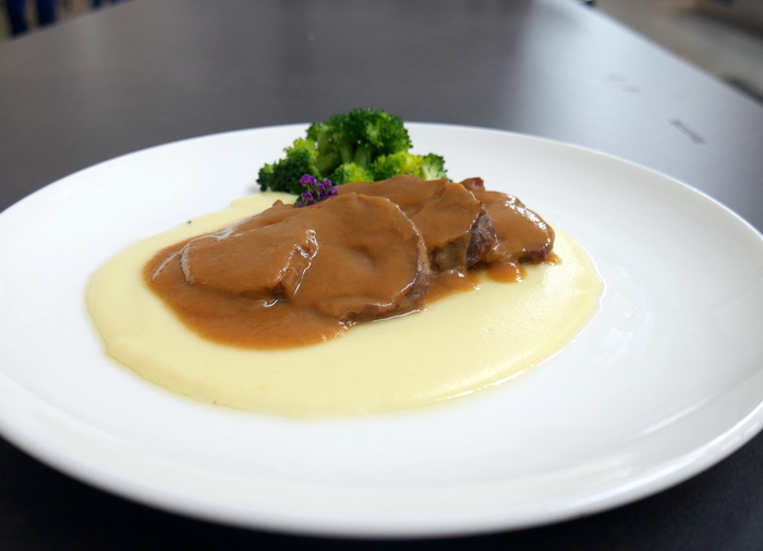 Carrilleras de cerdo estofadas  con puré de patata y brécol