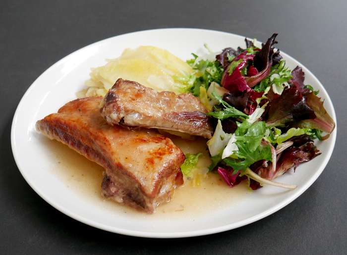 Costilla de cerdo asada con patata panadera, cebolla y ensalada