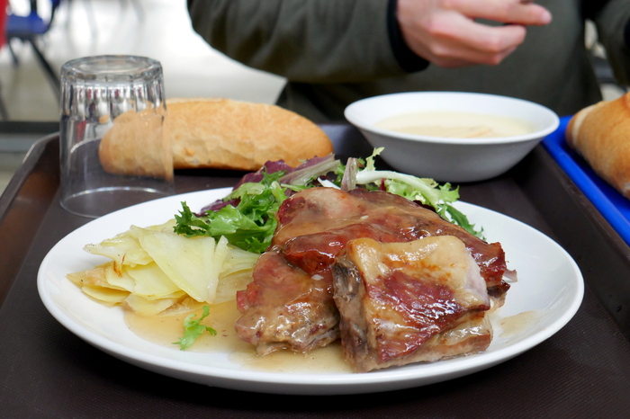 Costilla de cerdo asada con patata panadera, cebolla y ensalada
