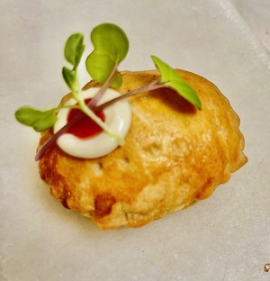 Empanada de pulpo y mejillones con mahonesa de Sriracha