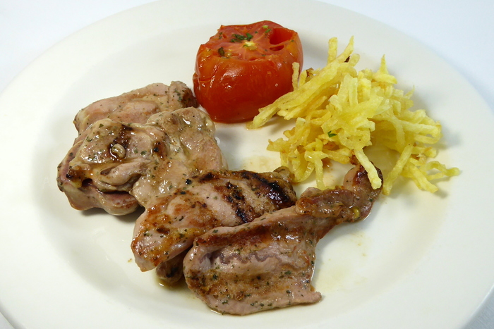 Chuleta de pavo a la parrilla con patatas paja y tomatito asado