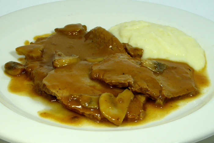Redondo de ternera braseado con champiñón y puré 