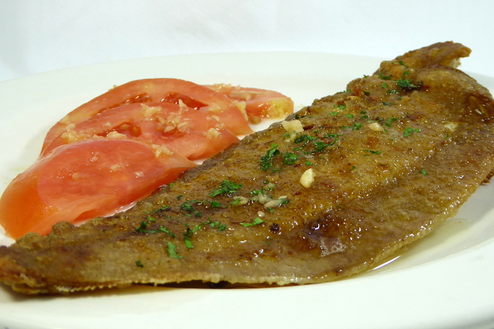 Gallo a la plancha con ensalada de tomate con ajo