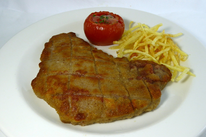 Escalope de ternera con patatas paja y tomatito