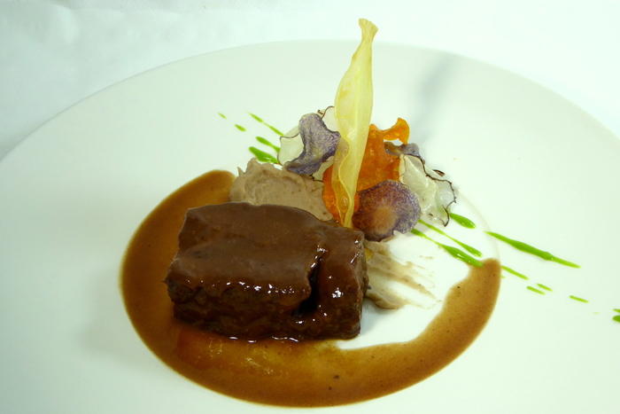 Carrilleras braseadas con puré de castañas y chips de verduras