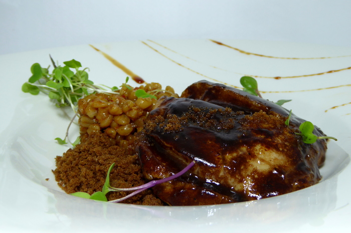 Mollejas de ternera glaseada con guiso de trigo mote y tierra de café