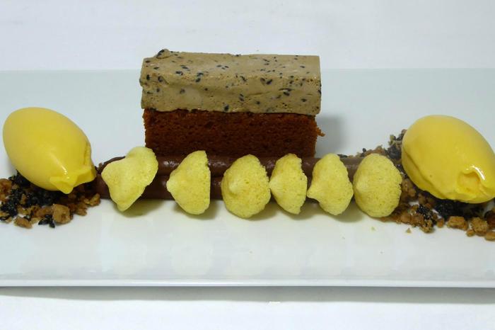 Sorbete de fruta de la pasión, sésamo negro, bizcocho de café y chocolate