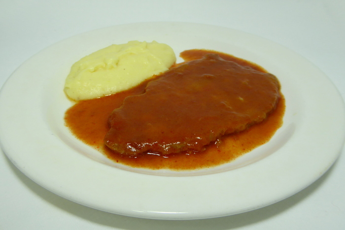 Añojo rebozado con salsa vizcaína y puré de patatas