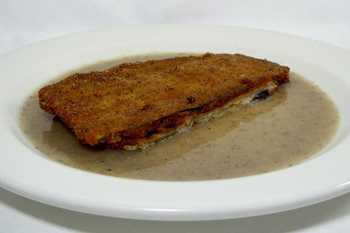 Berenjena rellena de lomo sajonia y crema de roquefort
