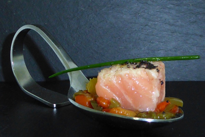 Salmón marinado sobre pisto