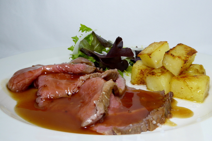 Ternera asada con patatas risoladas y ensalada verde. Línea fría, cocina de ensamblaje