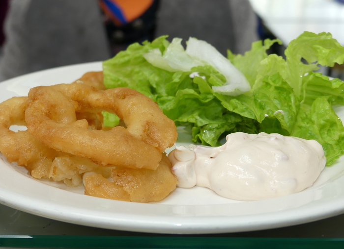 Calamares a la romana, con ensalada de lechuga y salsa andaluza