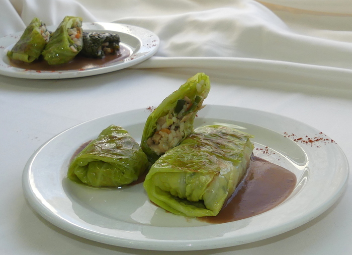 Rollitos de col rellenos de verduras y arroz con crema de alubias rojas