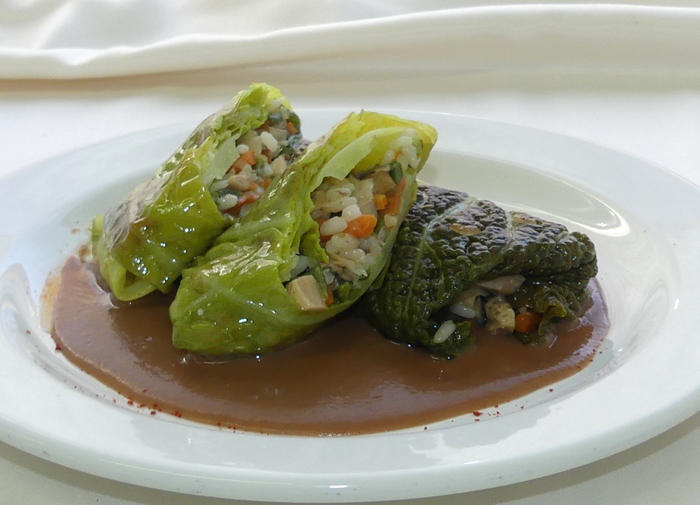 Rollitos de col rellenos de verduras y arroz con crema de alubias rojas