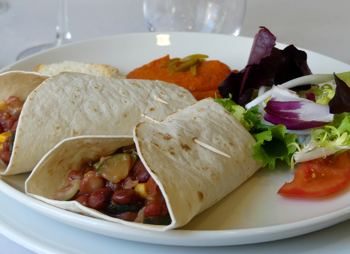 Fajitas de chili vegano con ensalada y hummus de pimiento rojo